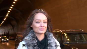 Дрянь с раздолбанным очком приняла фаллос во все дыры