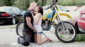 Мотоциклист оприходовал сногсшибательную девушку у дороги