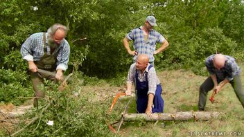 Групповой секс с развратницей на полянке с золотым дождем