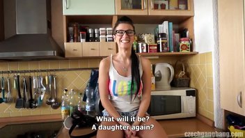 Милая крошка в очках согласилась сняться в групповом порно