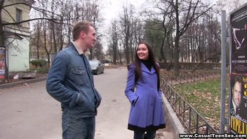 Парень снял худенькую брюнетку и отымел ее по полной программе