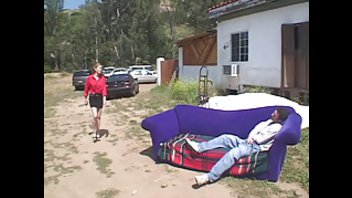 Зрелую прошмандовку трахнули на улице на старом диване