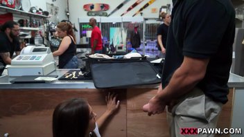 Продавец снимет роскошную клиентку и деранет ее во все щели