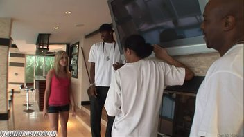 Молодые негры поимеют белую пилотку возле домашнего бассейна