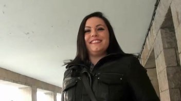 Сочная курвятина с радостью катается на мощном стволе