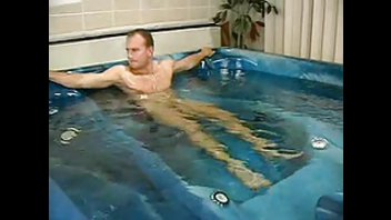 В сауне два приятеля хардкорно отжарили прелестную давалку