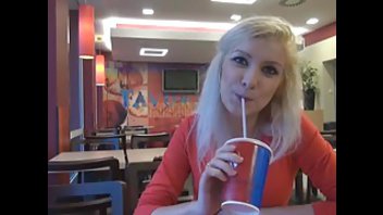 В безлюдном кофе мужик снял деваху, завел ее в туалет и отодрал