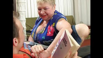 Целлюлитная мамаша развела молодого ебаря на вкусный перепих