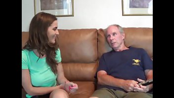 Дедок раскрутил молодую прелестницу на отличную мастурбацию