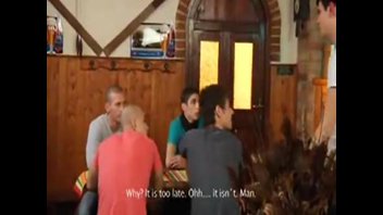 Компания мужиков оттрахала бармена