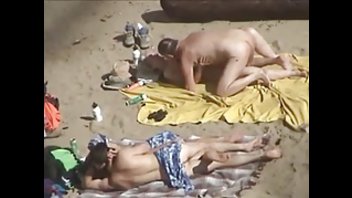 На пляже толстый мужик поимел свою полную подружку