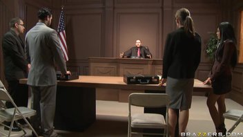 Судья хорошенько оттрахал наглую потерпевшую