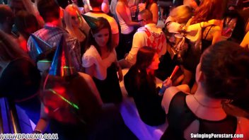 Классная вечеринка молодых распутников в ночном баре