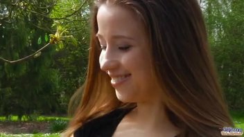 В лесу парень и деваха занялись разнообразным развратом