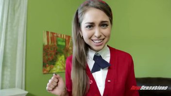 Очаровательная молодая сучка обслужила хуй своего приятеля