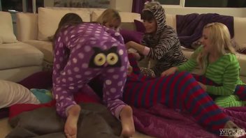 Сексуальные девушки развлекаютса!)