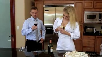 Мужик напоил сучку и прямо на кухне ее отлично выебал