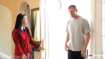 Эта молодая крошка любит, когда ее гоняют зрелые развратники