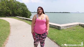 Толстожопую телочку любитель траха охотно поебал