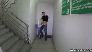 Мускулистый хардкорщик снял блондиночку и отлично ее отгонял