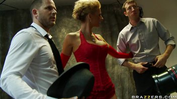 Два мужика в хардкорной форме наказали красивую шалунью