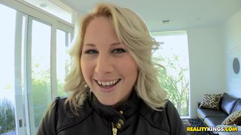 Классный разврат: белокурую телочку отработал ее приятель