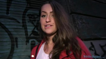 Развратной шалунье пришлось подставлять молодые дырочки