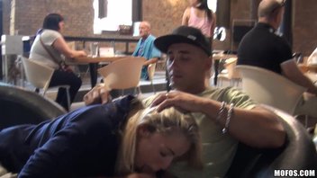 В небольшом кафе развратник неплохо поимел свою подружку