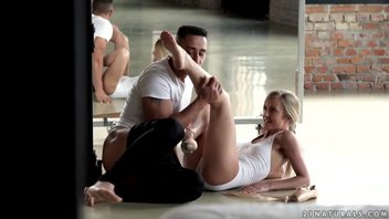 Вкусный секс гибкой девушки с любителем разврата